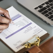 Primer plano de un hombre de negocios revisando el papel de la factura de impuestos